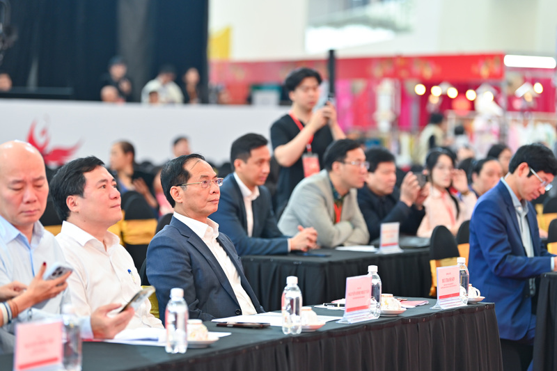 Phó Thủ tướng Chính phủ Bùi Thanh Sơn, Trưởng Ban Chỉ đạo các Hội chợ Quốc gia đã dự và chỉ đạo buổi tổng duyệt Lễ bế mạc Hội chợ Mùa Xuân 2026. Cùng tham dự có Thứ trưởng Bộ Công Thương Nguyễn Sinh Nhật Tân, Phó Trưởng Ban Chỉ đạo, Trưởng Ban Tổ chức Hội chợ; Thứ trưởng Bộ Văn hóa, Thể thao và Du lịch Hồ An Phong cùng đại diện các bộ, ngành và UBND TP. Hà Nội.