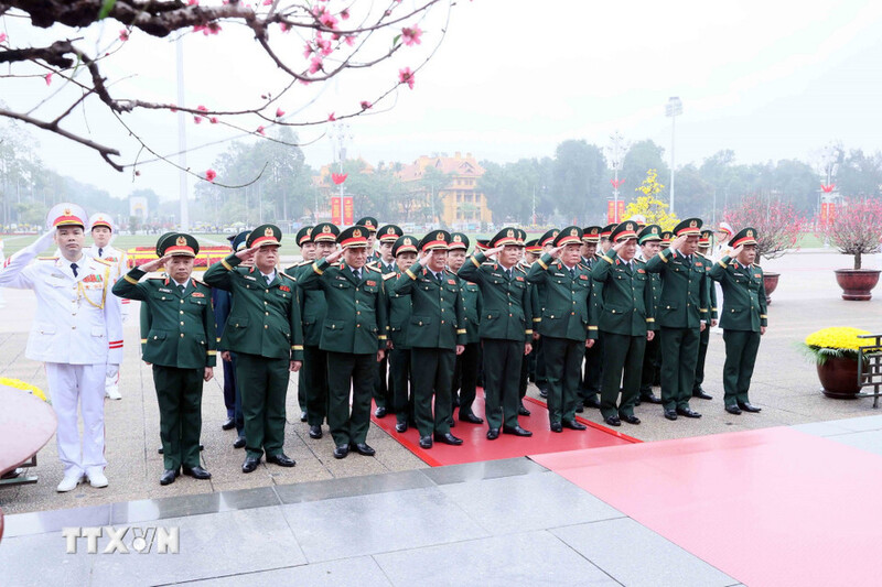 Đoàn đại biểu Quân ủy Trung ương, Bộ Quốc phòng thành kính tưởng niệm Chủ tịch Hồ Chí Minh. Ảnh: An Đăng/TTXVN