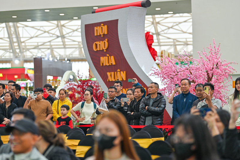 Chương trình tổng duyệt bế mạc Hội chợ Mùa Xuân 2026 thu hút đông khán giả.