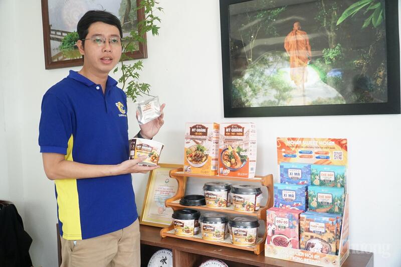 Bạn trẻ Trương Văn An bên các sản phẩm khởi nghiệp “đóng gói” văn hóa ẩm thực là mỳ Quảng và chè Hội An.