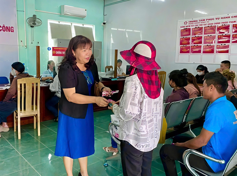 Người dân bất ngờ được nhận lì xì từ lãnh đạo xã Ia Hiao.