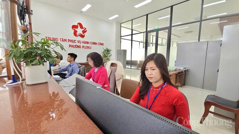 Không khí phấn khởi ngày đầu tiên làm việc sau kỳ nghỉ tết Nguyên đán tại Trung tâm hành chính phường Pleiku. Ảnh: Bá Bính