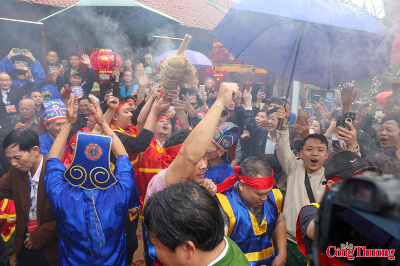 Khi các đội thi kéo lửa thành công cũng là lúc không gian đình làng Thị Cấm nghi ngút khói. Không gian mùa xuân vang lừng tiếng trống hội và tiếng reo hò cổ vũ của dân làng cùng du khách, tạo nên khung cảnh vô cùng náo nhiệt.