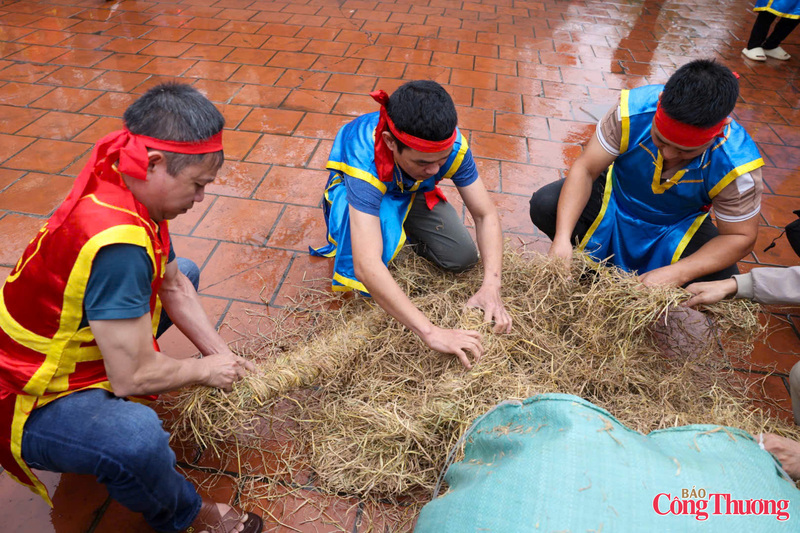 Trước hội thi, các đội phải chuẩn bị sẵn các vật dụng như: chày, cối, rơm, nồi... để trổ tài nấu cơm nhanh mà vẫn thơm dẻo. Hội thi bao gồm nhiều công đoạn, đòi hỏi sự khéo léo và tỉ mỉ, như giã gạo, kéo lửa, lấy nước, vo gạo, thổi cơm và ủ cho cơm chín đều.