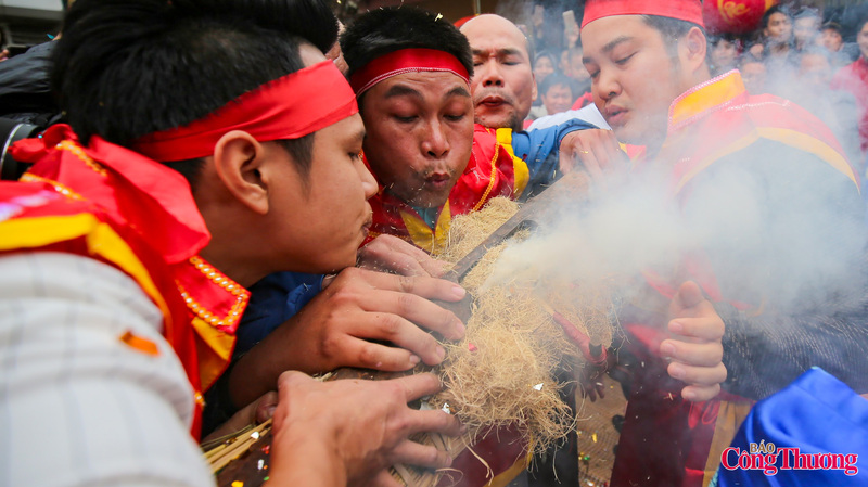 Khi thấy có khói bốc lên thì dừng lại và thổi cho lửa bùng lên, dùng mồi lửa này để thổi cơm.