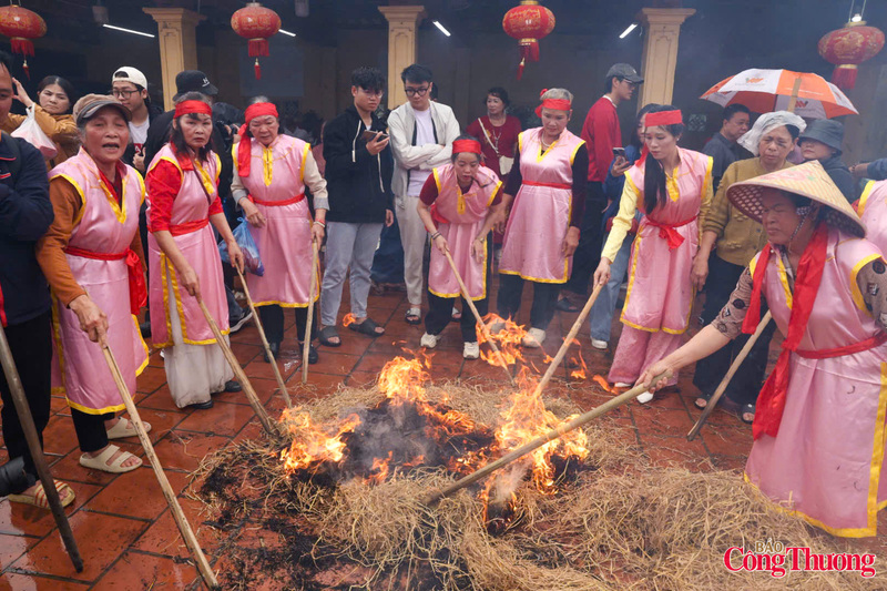 Phần thi cuối cùng cũng không kém phần hấp dẫn. Khi nồi cơm vừa cạn nước, các đội thi ủ cơm vào đống than rơm để cơm chín đều.