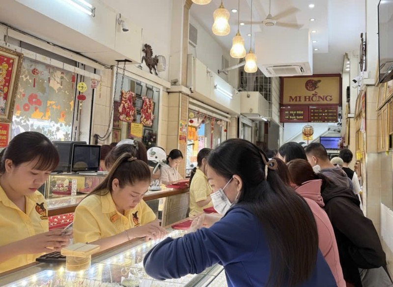 Người dân vây kín các quầy giao dịch để mua vàng lấy vía và tích lũy. Ảnh: Minh Anh