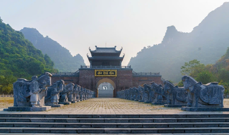 Đài kính nhân một trong những công trình chính ở Thung Ui (Ảnh: Thái Bá).