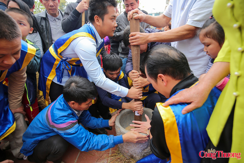 Đầu tiên, các nam thanh niên sẽ đem thóc cho vào cối giã. Thao tác giã gạo phải thật nhanh và khéo để hạt gạo không bị vỡ.