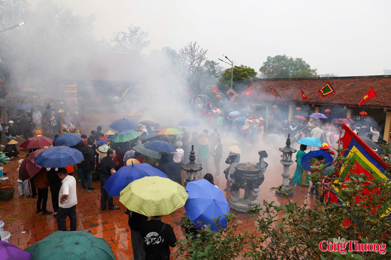 Lễ hội thổi cơm làng Thị Cấm, nay thuộc phường Xuân Phương, Thành phố Hà Nội là nét sinh hoạt văn hóa dân gian lâu đời, gắn với truyền thuyết về tướng quân Phan Tây Nhạc thời Hùng Vương. Cuộc thi không chỉ là màn so tài nấu cơm, mà còn tái hiện tinh thần luyện binh, rèn sự khéo léo và tính cộng đồng của cư dân vùng ven kinh thành xưa.