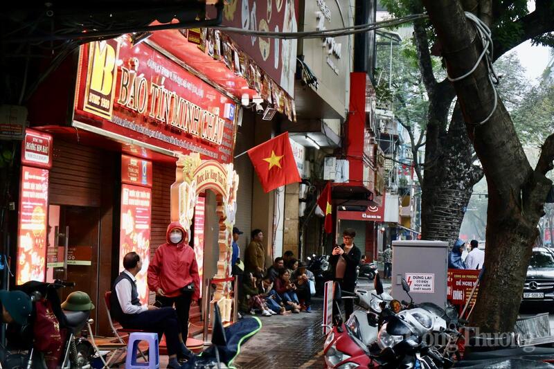 Nhiều người có mặt từ rất sớm để giữ chỗ trước ngày vía Thần Tài.