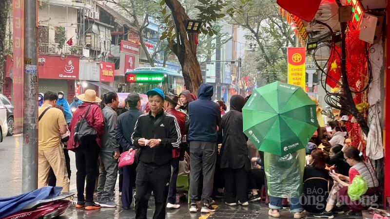 Hà Nội: Người dân đội mưa đổ về các 'phố vàng'  từ rạng sáng - 5