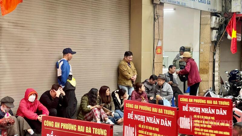 Quang cảnh nhộn nhịp trước các tiệm vàng lớn trên phố Trần Nhân Tông.