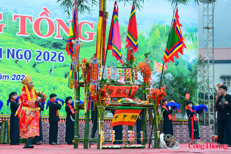 Từ tinh mơ, dưới chân đồi De, bà con trong trang phục truyền thống tề tựu chứng kiến nghi thức cày tịch điền. Một lão nông uy tín thực hiện những đường cày đầu tiên, mở đầu vụ mùa mới. Thầy Mo vẩy nước cầu mưa thuận gió hòa; hạt giống được gieo tượng trưng để người dân mang về trộn với giống nhà mình, gửi gắm ước vọng bội thu.