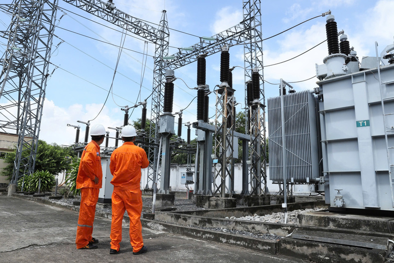 Kiểm tra vận hành tại Trạm biến 110kV Thốt Nốt để đảm bảo nguồn điện an toàn, ổn định phục vụ công tác bầu cử tại TP. Cần Thơ. Ảnh: EVNSPC.