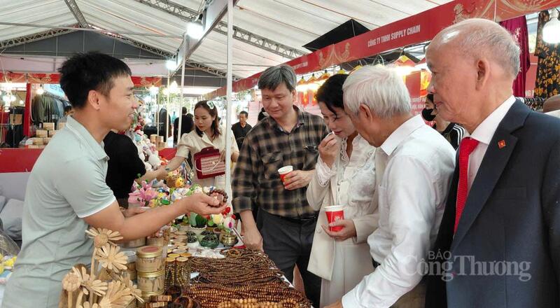 Hà Nội đẩy mạnh hoạt động xúc tiến thương mại sản phẩm công nghiệp nông thôn. Ảnh: Nguyễn Hạnh