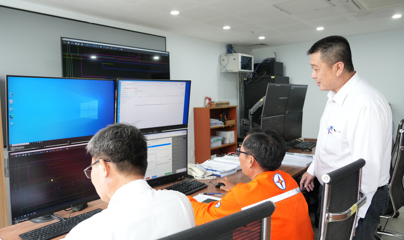 Ông Ngô Khánh Nam - Phó giám đốc Công ty Điện lực Bình Chánh trực tiếp kiểm tra, giám sát hệ thống điện từ phòng điều hành. Ảnh: Minh Khuê.