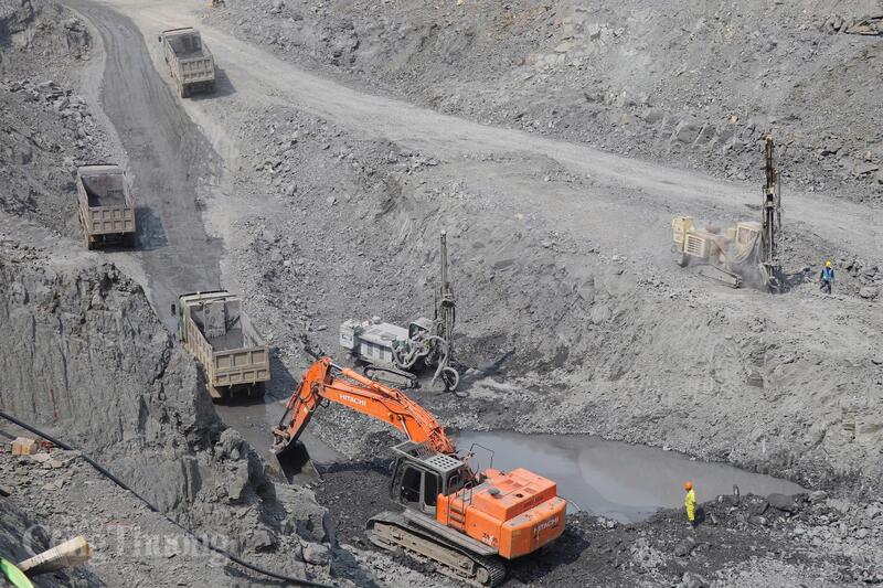 Công trường Nhà máy Thủy điện Trị An mở rộng nhộn nhịp hoạt động khi nhiều thiết bị, máy móc được huy động để tăng tốc tiến độ thi công. Ảnh: Thanh Tuấn