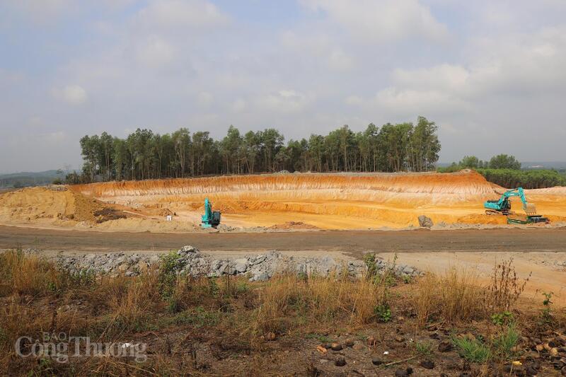 Dự án cũng góp phần cải thiện chế độ làm việc của hệ thống. Qua đó, góp phần giảm chi phí sản xuất của hệ thống điện quốc gia; tận dụng tối đa khả năng của dòng chảy và góp phần giảm phát thải CO2; giảm bớt cường độ làm việc các tổ máy của nhà máy hiện hữu, kéo dài thêm tuổi thọ của thiết bị. Ảnh: Thanh Tuấn