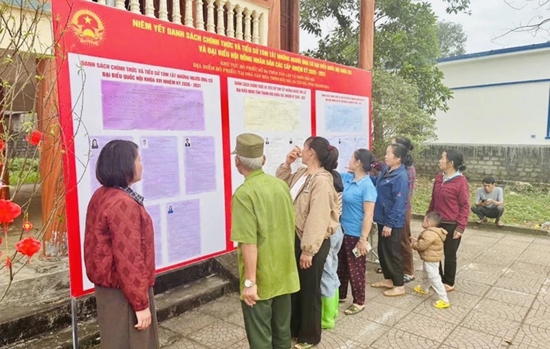 Cử tri tại tỉnh Thanh Hóa quan tâm và đặt nhiều kỳ vọng vào cuộc bầu cử diễn ra ngày 15/3 tới sẽ lựa chọn được những đại biểu xứng đáng. Ảnh: Tô Hà.