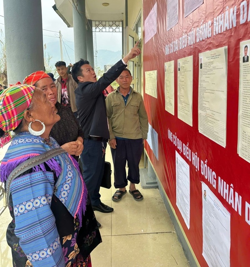 Cử tri xã Trung Lý, tỉnh Thanh Hóa xem tiểu sử người ứng cử đại biểu Quốc hội, đại biểu HĐND nhiệm kỳ 2026 - 2031. Ảnh: Công an Thanh Hóa.