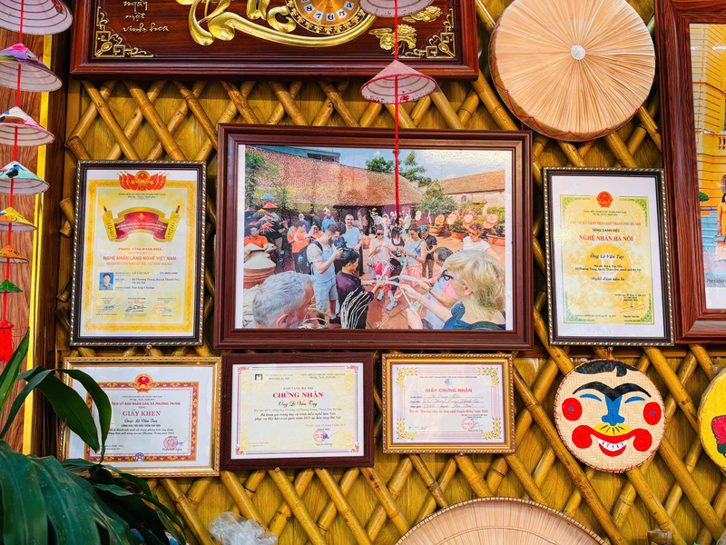 Nghệ nhân Lê Văn Tuy đạt nhiều giải thưởng trong việc giữ gìn nghề làm nón truyền thống. Ảnh: Nhật Chi