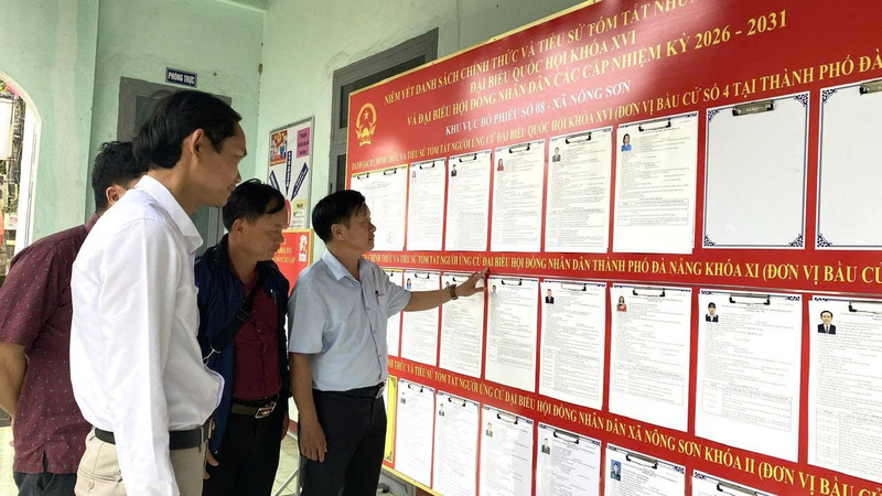 Công tác niêm yết được xã Nông Sơn thực hiện trang trọng, đúng quy định, tạo điều kiện để cử tri theo dõi, giám sát. Ảnh: Bình An