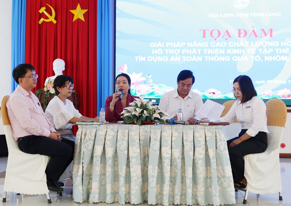 Đại biểu chủ trì buổi tọa đàm.