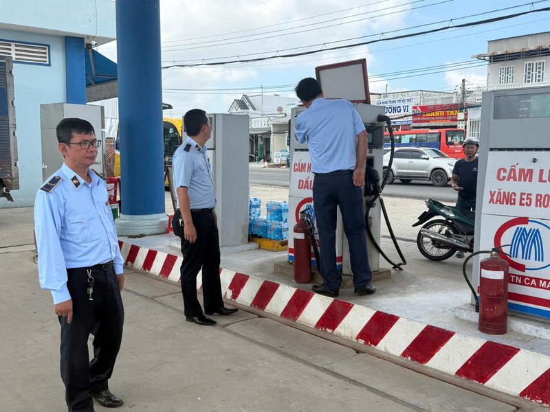 Đội Quản lý thị trường số 1 kiểm tra, giám sát thị trường xăng dầu trên địa bàn, phòng ngừa các hành vi vi phạm pháp luật, bảo đảm quyền lợi hợp pháp của doanh nghiệp và người tiêu dùng.