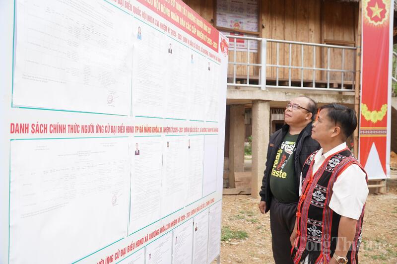 Ông Alăng Lớp và ông Bnước Diệp, Trưởng thôn R’Cung (xã A Vương) đặt kỳ vọng vào các ứng viên được bầu chọn sẽ đại diện cho ý chí, nguyện vọng của bà con thôn R'Cung.