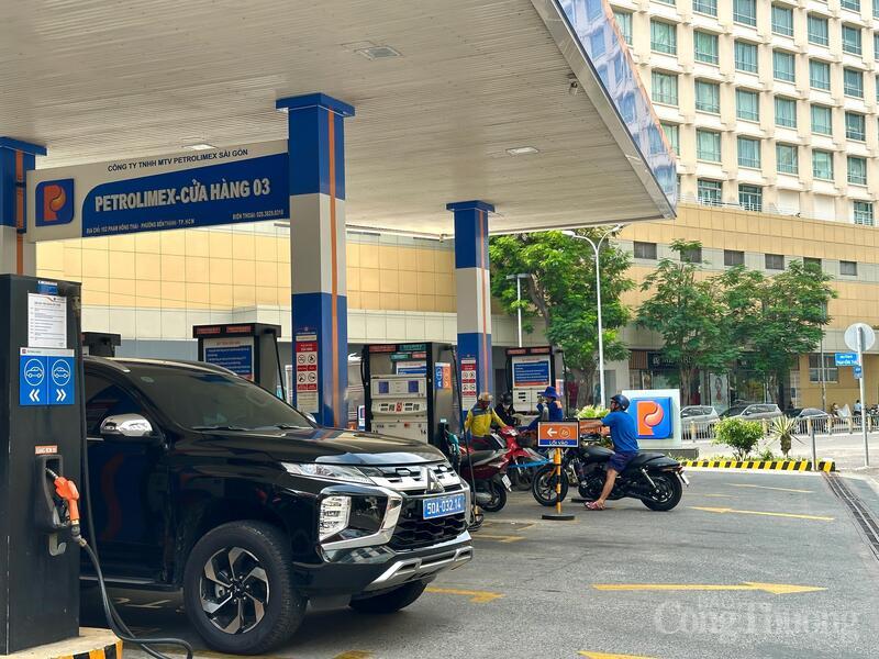 Tại cây xăng trên đường Nguyễn Hồng Thái (phường Bến Thành), lượng phương tiện đổ xăng ra vào tương đối ổn định, thời gian chờ đổ xăng chỉ diễn ra trong vài phút.