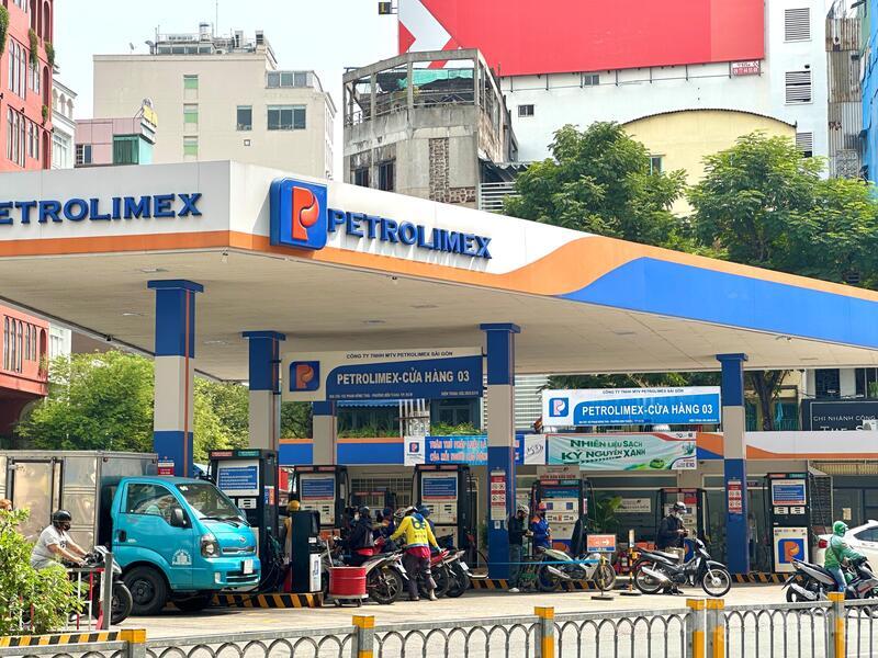 Việc thị trường xăng dầu sớm ổn định không chỉ giúp hoạt động kinh doanh tại các cửa hàng bán lẻ trở lại bình thường mà còn góp phần củng cố niềm tin của người tiêu dùng đối với nguồn cung xăng dầu trên địa bàn TP. Hồ Chí Minh.