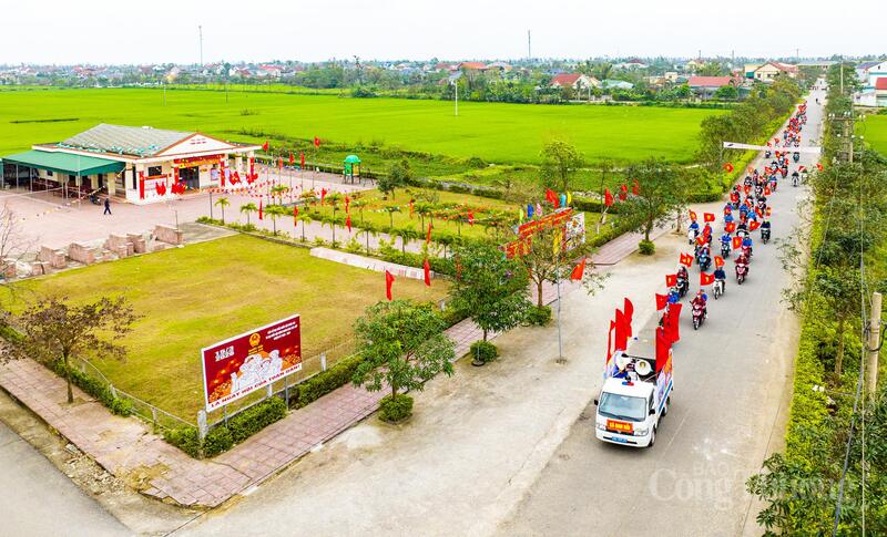 Trong quá trình di chuyển, thông qua hệ thống loa phát thanh và các pano, khẩu hiệu, ban tổ chức đã tập trung phổ biến các nội dung ý nghĩa, tầm quan trọng của cuộc bầu cử Quốc hội khóa XVI và HĐND các cấp.