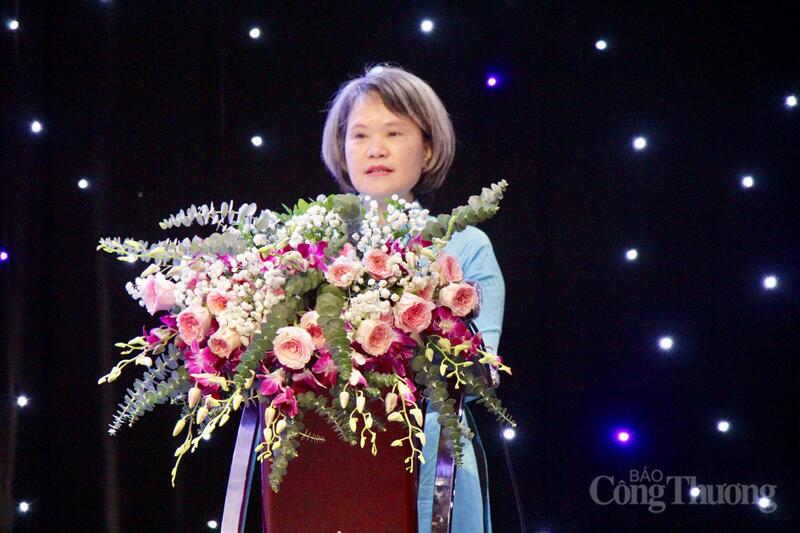 Bà Nguyễn Bích Hường, Trưởng ban Nữ công Công đoàn Công ty Thuốc lá Thăng Long có bài tham luận: Phát huy vai trò và chất lượng hoạt động của Ban Nữ công Công đoàn tại Công ty Thuốc lá Thăng Long trong thời đại mới.