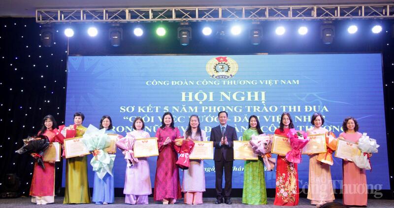 Chùm ảnh: Công đoàn Công Thương Việt Nam sơ kết 5 năm phong trào 'Giỏi việc nước, đảm việc nhà' - 11