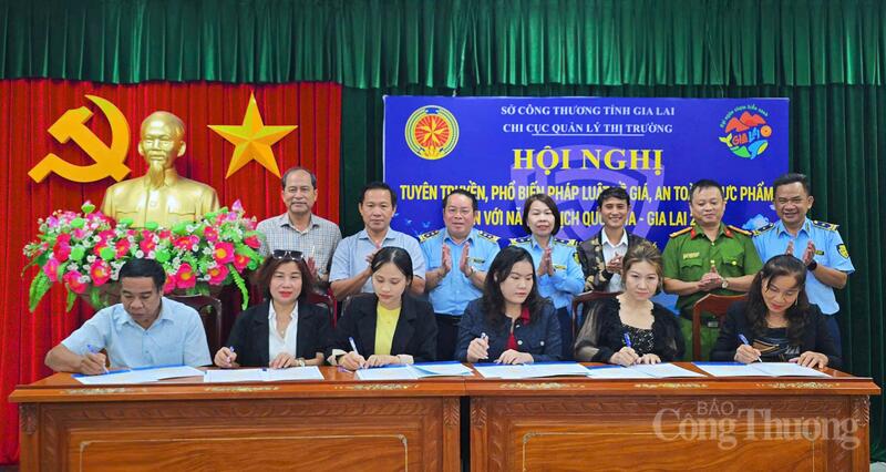 Doanh nghiệp Gia Lai ký cam kết đảm bảo an toàn thực phẩm, niêm yết giá. Ảnh: Hiền Mai