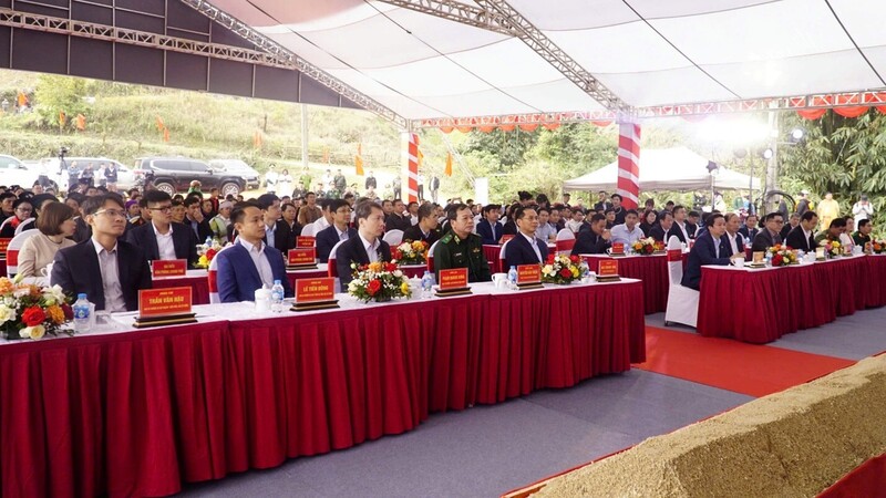 Phó Thủ tướng Chính phủ Bùi Thanh Sơn cùng lãnh đạo các bộ, ngành Trung ương dự Lễ khởi công, động thổ Trường phổ thông dân tộc nội trú liên cấp Tiểu học và THCS Xuân Trường (tỉnh Cao Bằng).