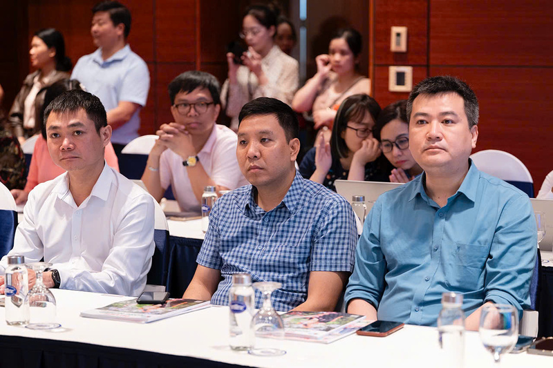 Các chuyên gia, nhà quản lý và cộng đồng doanh nghiệp tham dự hội thảo về chuyển đổi số - xanh, cùng thảo luận giải pháp nâng cao năng lực cạnh tranh và phát triển bền vững. Ảnh: Thanh Thảo.