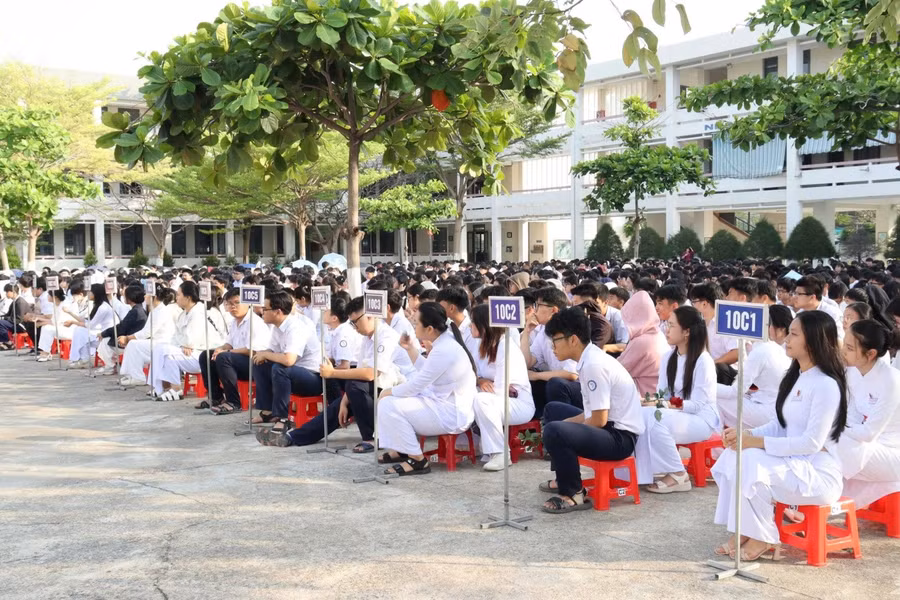 Học sinh tham gia Chương trình tuyên truyền biển, đảo Việt Nam và tư vấn hướng nghiệp, tuyển sinh quân sự năm 2026. Ảnh: Huy Công hi.jpg