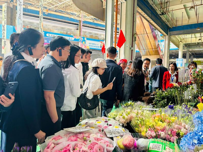 Chợ hoạt động theo nhiều mô hình giao dịch như giao dịch đối tác, đấu giá, giao dịch trực tuyến, hỗ trợ 60% lượng giao dịch hoa tươi toàn quốc. Đồng thời, chợ cũng kết hợp phát triển các ngành nghề như văn hóa, du lịch, logistics và tài chính, tạo ra một hệ sinh thái đa ngành đồng thời phát triển.