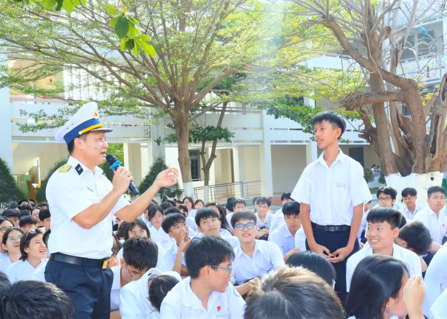 Báo cáo viên Học viện Hải quân giao lưu, trao đổi, tạo bầu không khí tuyên truyền cởi mở đến với học sinh. Ảnh: Huy Công