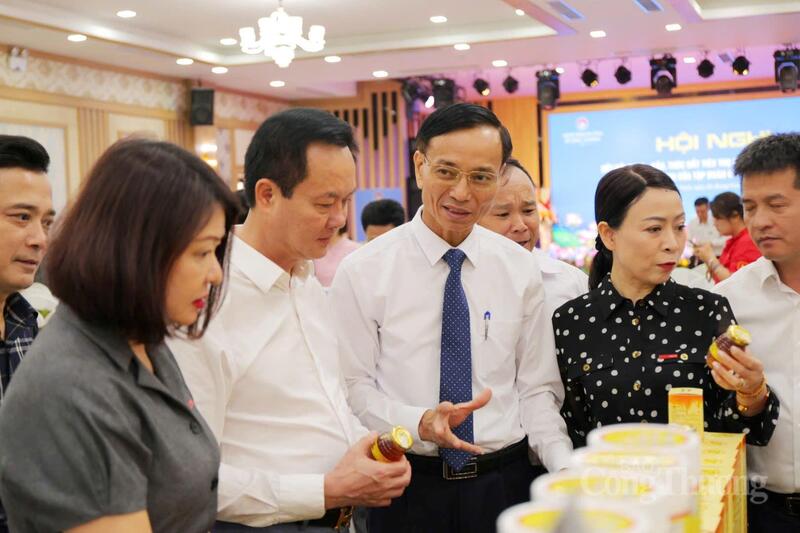 Ông Lê Trung Phước, Giám đốc Sở Công Thương Hà Tĩnh trực tiếp giới thiệu sản phẩm địa phương đến Tập đoàn Central Retail Việt Nam.