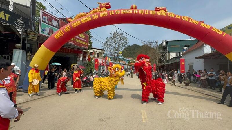 Tiết mục múa lân sư rồng bên ngoài cổng lễ hội chào đón du khách thập phương. Ảnh: Lê Hà