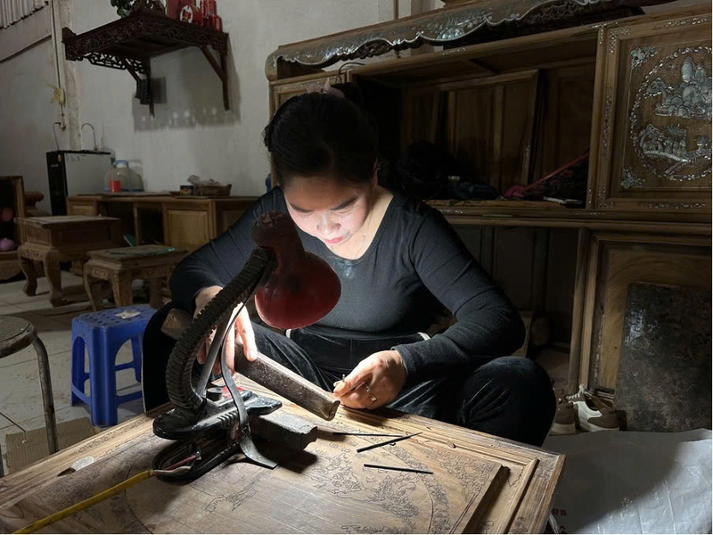 Chị Nụ luôn mang trong mình nỗi lo mai một nghề truyền thống. Ảnh: Dương Thảo