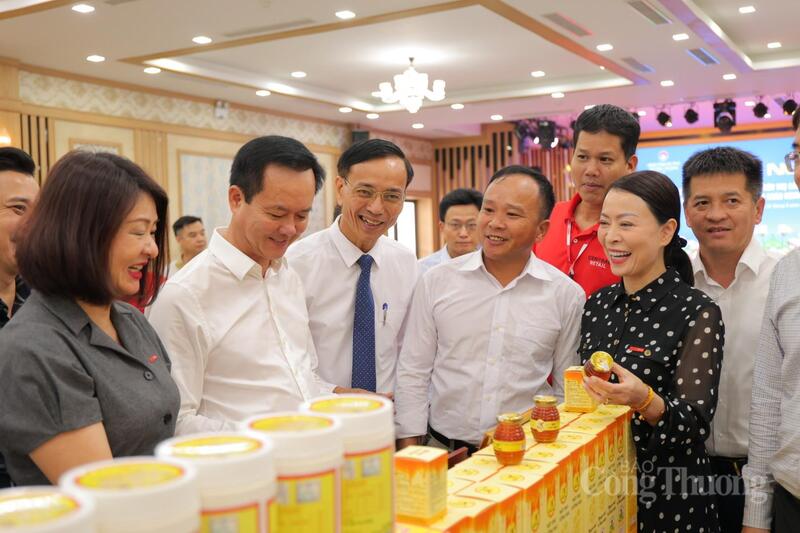 Lãnh đạo tỉnh Hà Tĩnh, Sở Công Thương cùng đại diện Tập đoàn Central Retail Việt Nam tham quan các kệ hàng sản phẩm OCOP Hà Tĩnh.