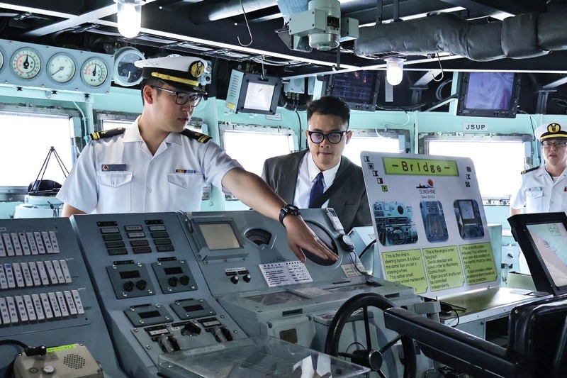 Sĩ quan Lực lượng Tự vệ trên biển Nhật Bản giới thiệu buồng điều khiển của tàu hộ vệ Asahi. Ảnh: Diễm Phúc