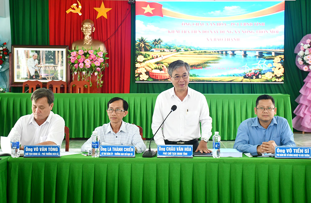 Đồng chí Châu Văn Hòa - Tỉnh ủy viên, Phó Chủ tịch UBND tỉnh Vĩnh Long đánh giá cao sự nỗ lực của cấp ủy, chính quyền và Nhân dân xã Bảo Thạnh trong triển khai xây dựng nông thôn mới.