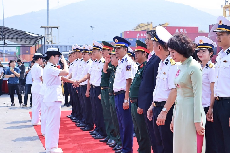 Các sĩ quan và thủy thủ chào xã giao lãnh đạo UBND TP. Đà Nẵng và Vùng 3 Hải quân. Ảnh: Diễm Phúc