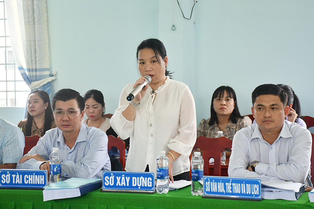 Đoàn kiểm tra đánh giá và định hướng việc triển khai thực hiện các tiêu chí tại buổi làm việc.