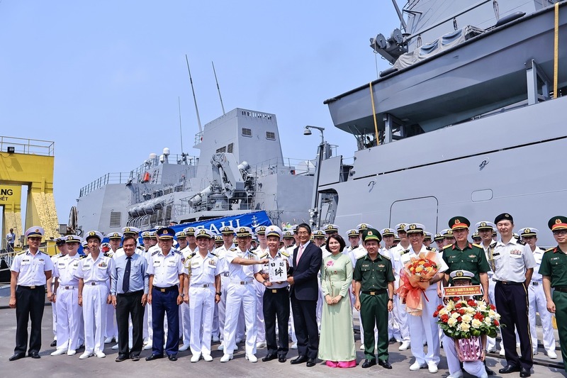 Các đại biểu chụp ảnh lưu niệm. Ảnh: Diễm Phúc